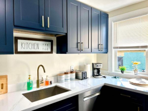 Modern Deluxe Kitchen, King Bed, Laundry, Prime location & Free Parking